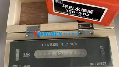 日本RSK水平儀放在設備上，氣泡正反旋轉出現兩邊跑的現象正常嗎？