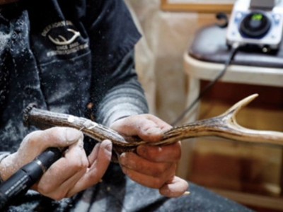 雕刻木飾品的光澤，40000轉(zhuǎn)電動打磨機(jī)可實(shí)現(xiàn)