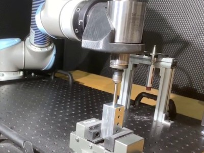 不銹鋼交叉孔翻邊毛刺，藍色銳必克內孔研磨刷耐磨