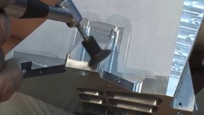 鋁合金零部件手動去毛刺，NAKANISHI電動打磨機<i style='color:red'>ev410-230</i>加工