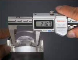 日本三豐外凹槽數(shù)顯卡尺573-651-20案例圖 